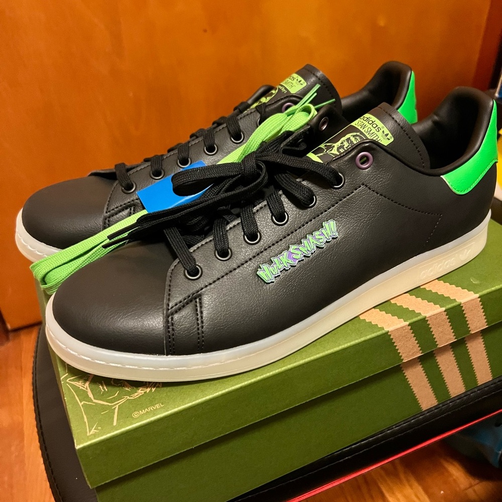 Men's Black & Green Low-Top Sneakers - Stylish Casual Trainers
